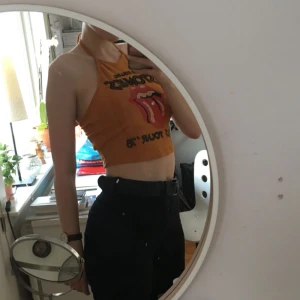  - Svinsnygg halterneck top med tryck av The Rolling Stones. Strl M men passar även mig som oftast har strl S. Kan hämtas i Norrköping eller Katrineholm, annars betalar köparen frakt✨ 