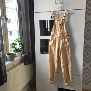  - Fina hängselbyxor från märket Le Vagabond. Äkta vintage från 80-talet. Köpta på secondhand men är tyvärr för små för mig. Står stlk 44 men skulle säga att de mer är som S/XS. Frakt 69kr ✨