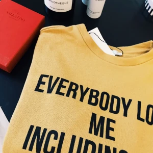  - Gul långärmad klänning i strl small. Med citatet "everybody love me including you". Oanvänd och köpt på Zara.