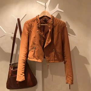  - Kort jacka i mockaimitation från H&M Divided. Rostfärgad. 