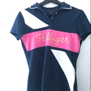  - Säljer en Tommy Hilfiger Pike i mycket gott skikt. Ger en bra passform dam, säls pga längesedan senaste användning, hör gärna av er om intresse! Ursäkta dåliga bilder