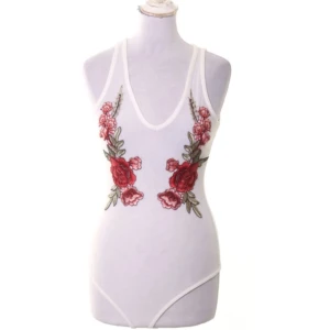  - Populär Superfin vit meshbody med rosdetaljer framtill🌹🌹 Perfekta sexiga bodyn till en utekväll nu i sommar!😍 Storlek S, normal i storlek. String och knäppning i grenen. Endast använd vid ett tillfälle och  därmed perfekt skick! (Hade den när jag tog studenten till en vit kjol). Tyget är stretchigt och  transparent. FRAKTEN BJUDER JAG PÅ😊❤️ 