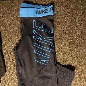  - Oanvända. Trekvartslånga tights