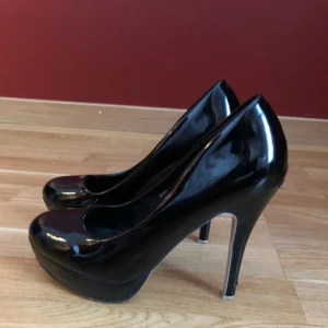  - Used max 3 times; high heels, leather, very comfortable 