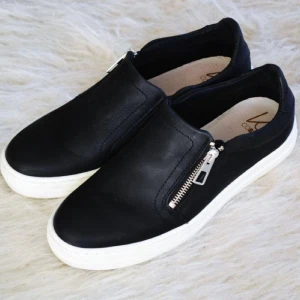  - (En lånad bild!!!!) snygga slip-ons från K Cobler, använda max 5 ggr så i mycket bra skick. Silverdragkedja och en lite högre sula. Nypris 999:-