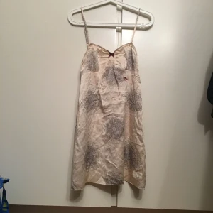  - Odd molly topp/ linne i jättefint skick. Den är så gott som ny, behöver bara strykas då den legat ihopvikt.  Passar storlek xs- s 