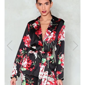  - Blazer köpt på Nastygal för €45, aldrig använd och prislapp sitter kvar! Köpte fel storlek så säljer nu för 250 ✨ köpare står för eventuell frakt :))