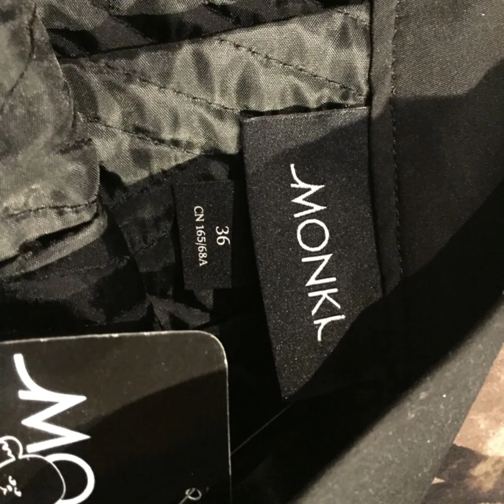 Monki brand new skirt, great with tights and boots or for the summer. Size 36, with tags. Good as a gift too! . Kjolar.