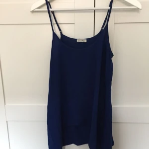  - Mörkblått linne från American Vintage