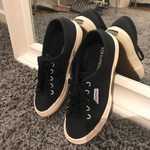  - Säljer mina snygga skor från Superga, super fin skick,använd max 5gånger