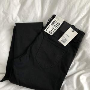 Helt nya super snygga svarta jeans från tiger of Sweden! Endast testade och säljs för att dom tyvärr var för stora för mig! 🌵 + 35 kr frakt, nypris 1199 och säljs för 200! 🎈 50% GÅR TILL VÄLGÖRENHET!!!!🌹 Endast swish!!