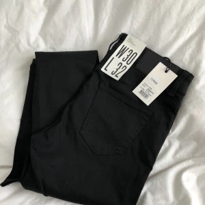  - Helt nya super snygga svarta jeans från tiger of Sweden! Endast testade och säljs för att dom tyvärr var för stora för mig! 🌵 + 35 kr frakt, nypris 1199 och säljs för 200! 🎈 50% GÅR TILL VÄLGÖRENHET!!!!🌹 Endast swish!!