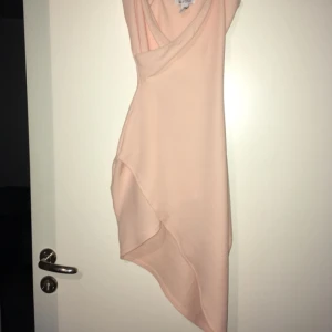  - Rosa tight klänning! Jättefin men kommer tyvärr inte till användning. Fler bilder kan skickas vid förfrågan. Frakt tillkommer