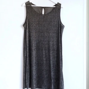  - Klänning med rak passform i metallic/silver/glitter! Tyvärr för stor för mig som är XS, men passar säkerligen andra storlekar bättre. Litet hål på ena axelbandet, se bild i kommentarer. Annars fint skick!