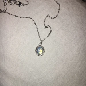  - Jättefint halsband. Pärlemorinspirerad🐚 berlocken är ungefär lika stor som min tumnagel.