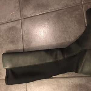  - Sixtyseven heter märket Äkta skinn Färgen är svart Bra kvalite och bra skick 