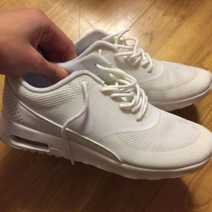  - Vita nike skor, storlek 37,5. Bra skick, säljs för 300kr.