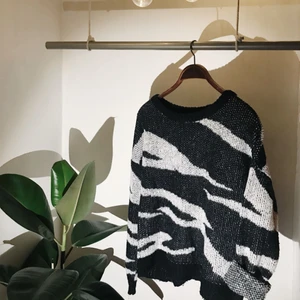  - Mysig svart/vit randig stickad tröja. Köpt på 2ndhand :) 