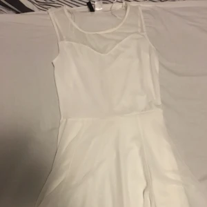  - Söt sommarklänning i storlek XS. Lös passform nedtill o går ovanför knäna. Frakt ingår :) 