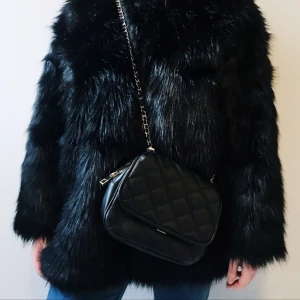  - Axelremsväska från Zara säljes för 100kr, frakt tillkommer. Betalning sker via swish.