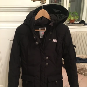  - Säljer en Helly Hansen dam vinterjacka i dun. Svart till färgen, längd lite över rumpan. Varm och skön ute i det kalla. Hämtas i Vasastan, Swisch föredras 