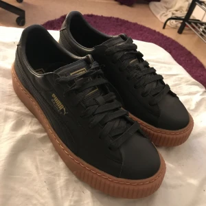  - Snygg puma sko med platå!  Innermått är 24cm Aldrig använda, de står bara och dammar! Kan posta men vill ha swish innan & jag står inte för postens slarv! ❌endast seriösa & ärliga köpare tack❌ 