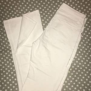 Vita bootcut jeans från H&M! Jättefina! Köpare står för frakt! 