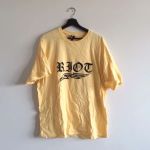  - ⭐️⭐️⭐️ T-shirt i ljus, gul färg från designern  Antidoto28 med texten "RIOT" i storlek XXL. Aldrig använd, skrynklig då jag inte äger något strykjärn 😉. Kan skicka eller mötas i Stockholm. Köparen står för frakt. 🍌🍌🍌
