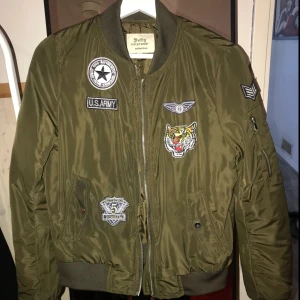  - Super snygg Army bomberjacka i storlek M, passar mig som i vanliga fall har XS-S på jackor. Mycket fint skick. Köparen står för frakten