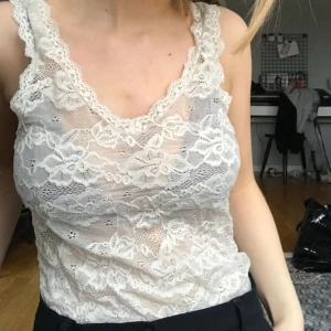  - Spetslinne från bikbok. Aldrig använd. Möts upp i Stockholm annars tillkommer frakt! 