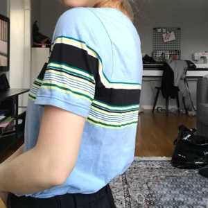  - T-shirt köpt på Urban Outfitters i storlek S. Aldrig använd :( Möts upp i Stockholm annars tillkommer fraktkostnad!