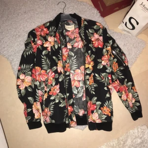  - Tunn bomberjacka från Ralph Lauren Denim&supply.  Endas använd 2 gånger så den är i ett perfekt skick. Nypris 1800kr.