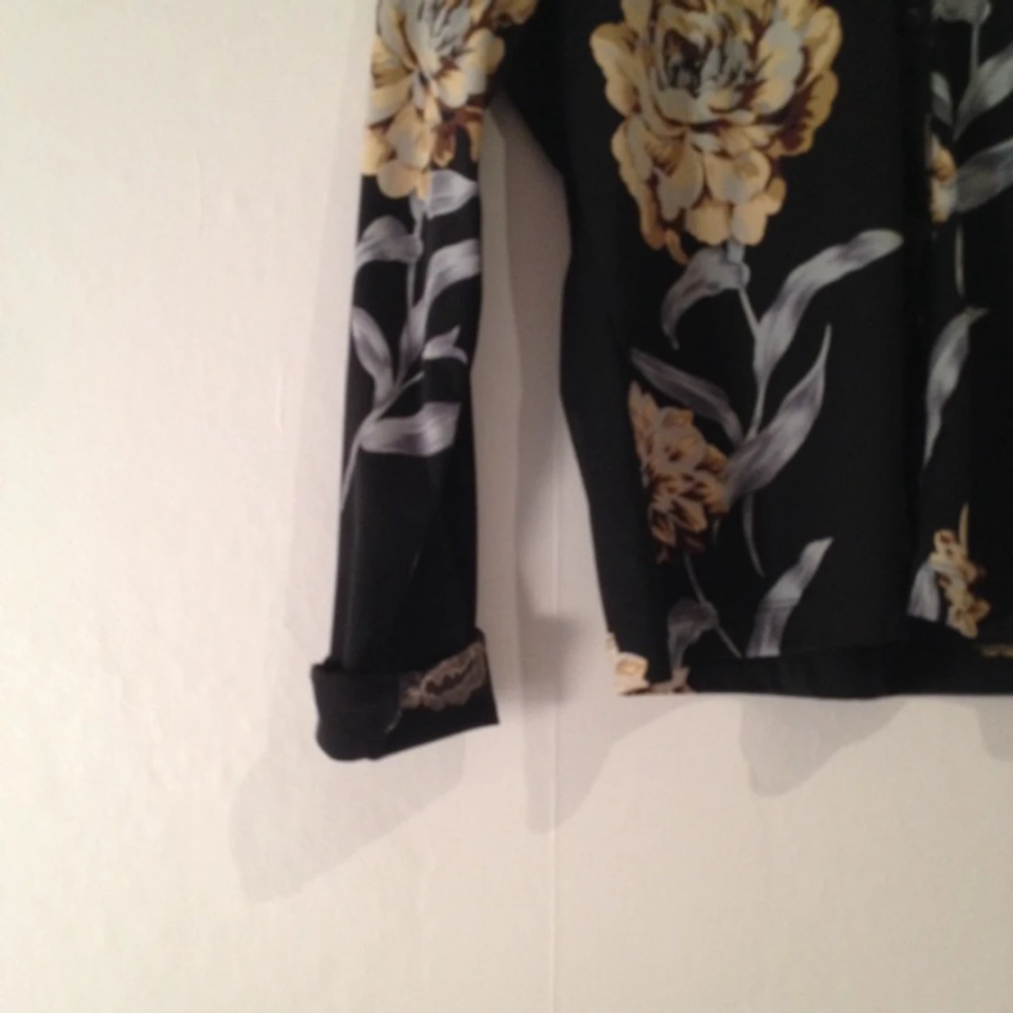 blommig secondhand-skjorta