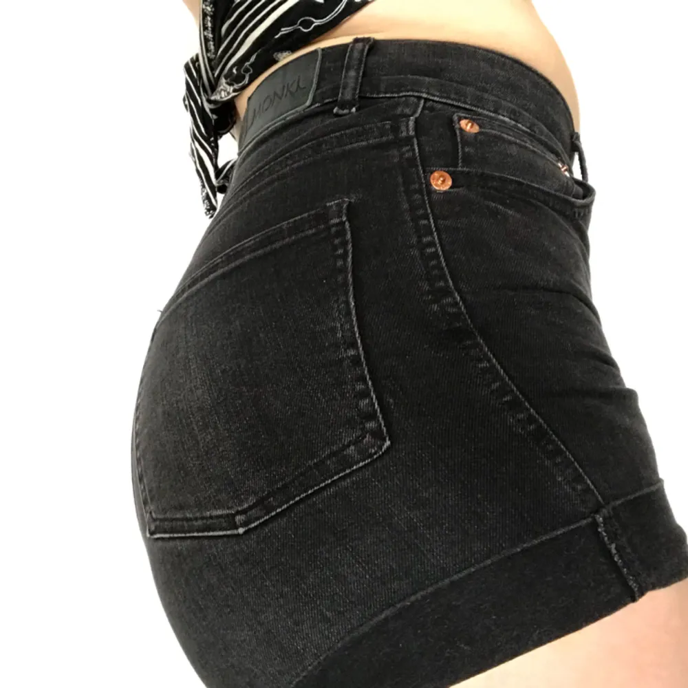 Dösnygga jeansshorts i washed black, mjuka och sjukt bekväma! Mycket hög midja och mycket stretch. Storlek 27. Frakt 45:- eller mötes i jkpg/habo 🌼. Shorts.