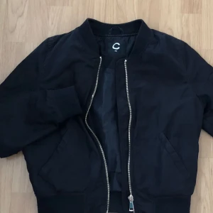  - Bomberjacka, använd några gånger. Köparen står för frakten