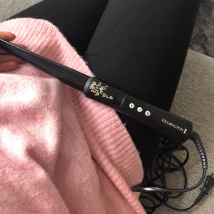  - Locktång från remington som är så bra! Jag använder inte denna därför säljer jag den. Sparsamt använd då jag nästintill alltid lockar håret med plattången! Frakt tillkommer :)