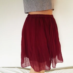  - Jättefin plisserad kjol i tunt tyg! Tyget är lite genomskinligt men kjolen har en underkjol så det är inget problem! Väldigt stretchig midja så skulle passa både s och m. Har varit en favorit tidigare, men måste tyvärr rensas ut nu. 