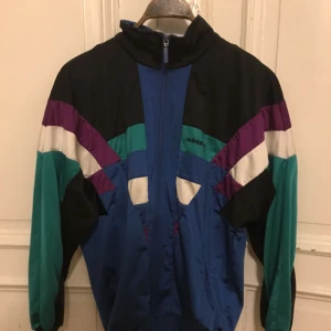  - Vintage adidas jacka 80-tal / 90-tal i trevligt begagnat skick. Kan hämtas i Uppsala eller skickas mot fraktkostnad. 