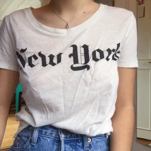  - Retro t-shirt från Weekday! Den är något år gammal och lite sliten här och var. Strl står inte men sitter som S :-) 