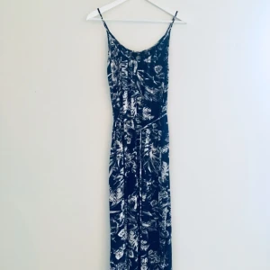  - Härlig och flowy maxiklänning från Ellos Collection✨ Knytband i midjan. Passar de flesta storlekar.