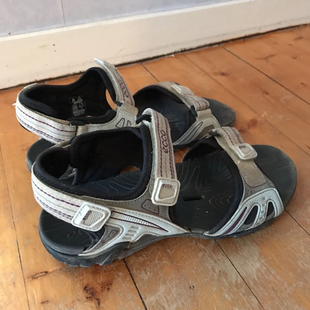 Vattentäta sandaler från ecco. De är i strl 37, men eftersom de är sandaler passar de mer en med strl 38. . Skor.