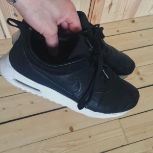  - Nike-sneakers i mycket fint skick! Vit sula och matt/svart lädermaterial upptill! Kan skickas eller mötas upp i Stockholm. 