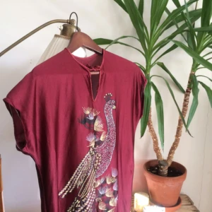  - Vinröd klänning med påfågelmotiv, second hand. Köpt i Budapest. Köparen står för frakten.