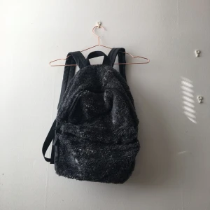  - Fluffig/lurvig rygga från Monki. Normal storlek (A4) Två fack.