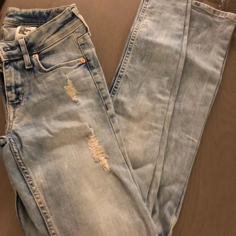 Jätte tuffa jeans från H&M skinny low waist, knappt använda 🌟. Jeans & Byxor.