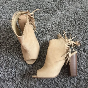 Klackskor - Snygga klackar från justfab. Endast använda 1 gång :) Nypris 299 