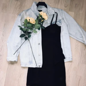  - Den perfekta ”lilla svarta”  (OBS fläckarna är på spegeln). Tjockt, lite stretchigt och bra tyg och struktursydd överdel.Köpt i Italien! Tvättlappen borttagen då den skavde. Mycket sparsamt använd. passar mig som är en S😊