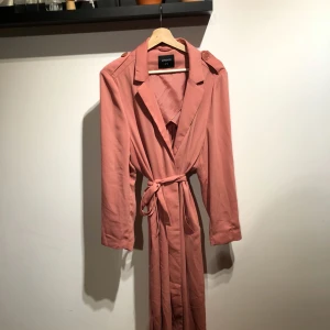  - Vårkappa, lite ostruken för att jag inte orkade och har små svarta fläckar på ryggen (har ej tvättat så går nog bort). 