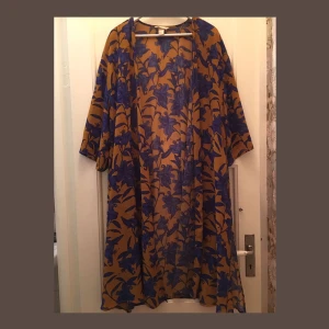  - Svinnice kimono/cardigan/whatever man vill kalla det från HM. Semi-genomskinlig, fladdrig med lite 70tals-tapet vibe som e skitsnygg till ca allting. Säljer endast pga använder för sällan så den är i jättebra skick! Frakt (som lär va jättebillig då den knappt väger nått) betalas av köparen elr så kan vi mötas upp i Stockholm!🦋🤠