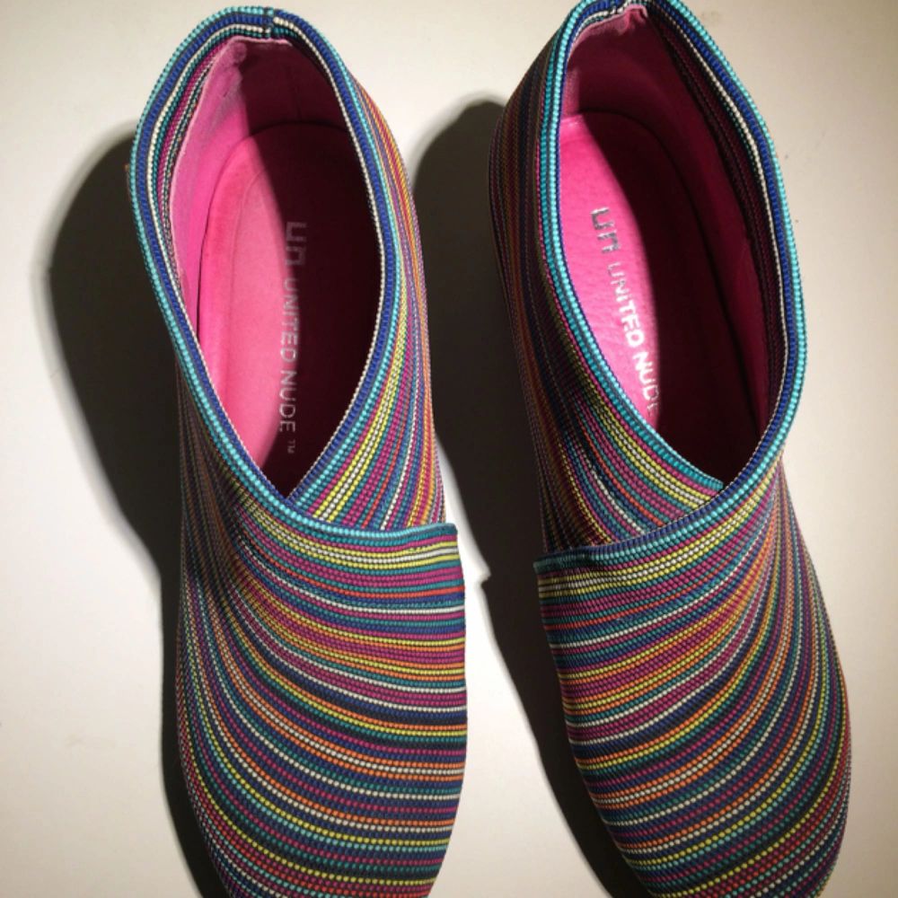 Supercoola skor från United Nude i storlek 37. Toppskick!! Multifärgat randigt mönster och dold kilklack. Innermått ca 23,5 cm. Endast provade inomhus. Älskar dem men säljer nu pga. fel storlek. Nypris ca 1300 kr. . Skor.